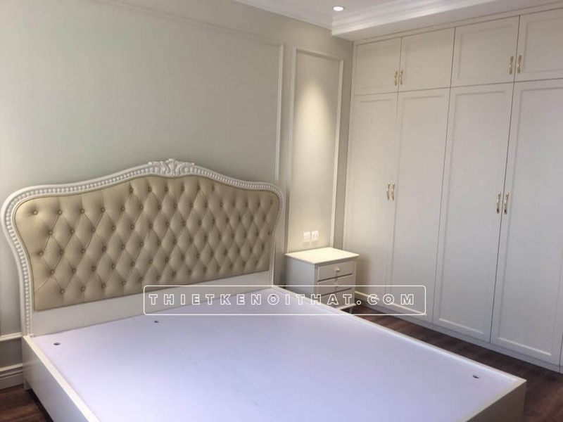 Tủ quần áo âm tường chạm trần cho phòng ngủ chung cư giúp tối ưu không gian