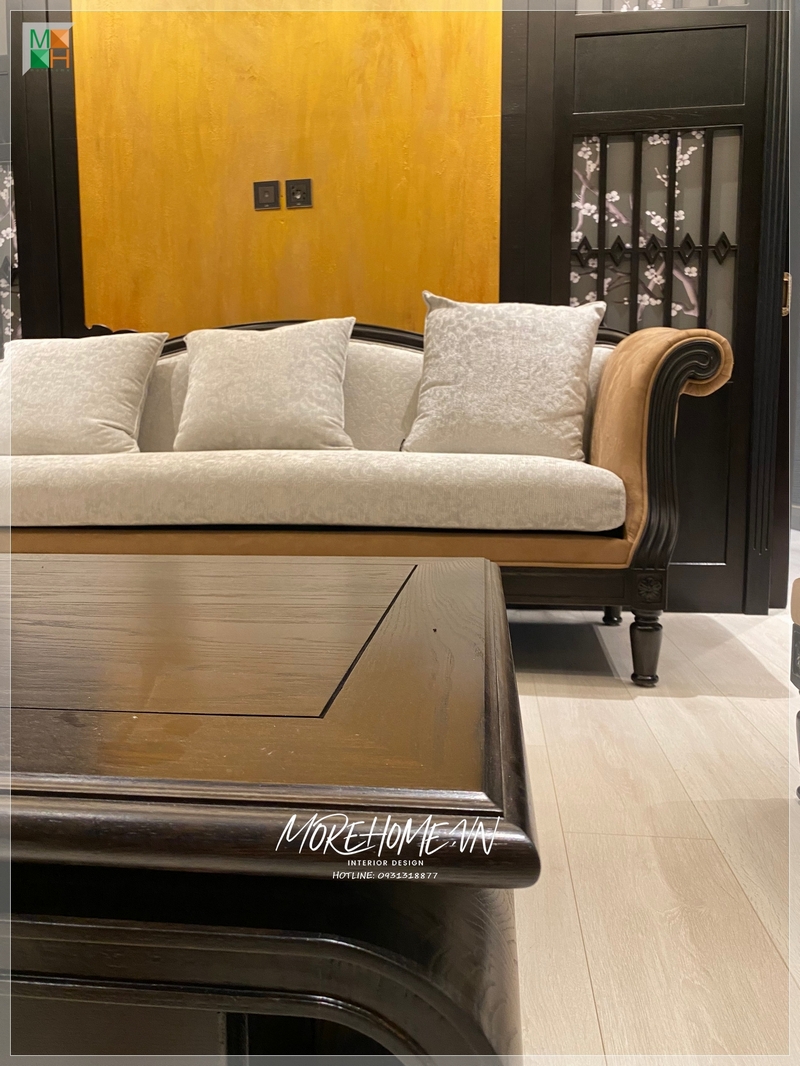 Sofa văng dài có tựa gỗ tự nhiên bọc nệm màu nâu phong cách Indochine giúp gia chủ cảm nhận sự quyền quý, sang trọng và đẳng cấp khi sử dụng thoải mái.